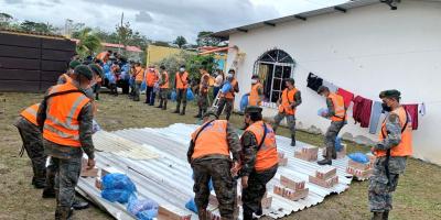 Ejército de Guatemala apoya embalaje y entrega de ayuda humanitaria a afectados por lluvias en Izabal