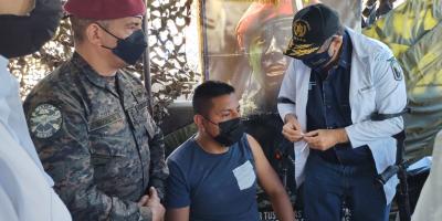Presidente de la República visitó puesto de vacunación operado por la Brigada de Fuerzas Especiales en Petén 