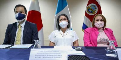 De derecha a izquierda se observa al representante Residente, JICA Guatemala, Naotaka Yamaguchi; la Directora de Servicios Empresariales de la MIPYME, Carolina Salazar; y Zianne Ramírez, Líder de País UTN-CECAPRO-JICA.