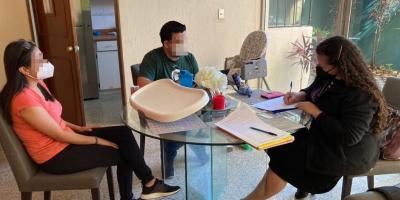 Las familias pasan por un proceso de certificación