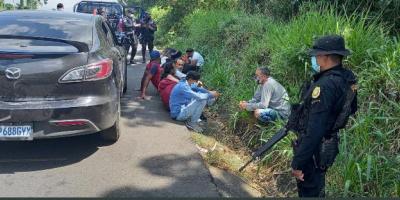 Agentes de PNC capturan a tres personas por transportar en sus vehículos a 22 indocumentados 