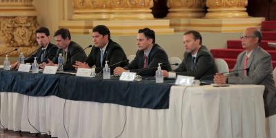 El Ministro de Economía, Janio Rosales (tercero de Izq. a Der), preside la confeencia de prensa con autoridades del sector privado y embajadores de España y la India.