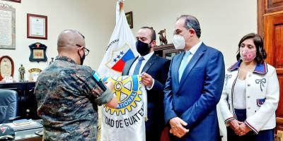 Ministerio de la Defensa Nacional condecoró al Club Rotario Ciudad de Guatemala por su apoyo durante los fenómenos naturales Eta e Iota