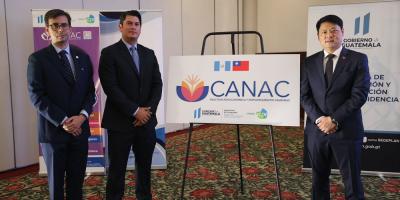 El Dr. Janio Rosales, Ministro de Economía (segundo de Izq. a Der.) participó en el evento.