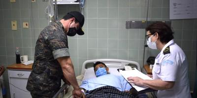 Ministro de la Defensa Nacional visitó a los soldados que resultaron heridos en Izabal