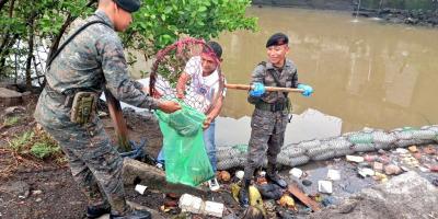 Ejército de Guatemala en apoyo interinstitucional realiza limpieza de biobarda