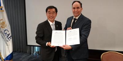 Izquierda Embajador de la República de Corea en Guatemala, Ha Yeon Chang, Derecha el Coordinador y Director Ejecutivo, de la Comisión Presidencial de Gobierno Abierto y Electrónico, Ingeniero Enrique Cossich