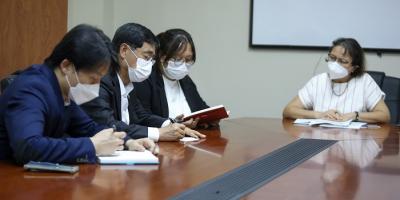 El embajador de Corea, Chang Ha-yeon (segundo de Izq. a Der.)  durante la reunión con la viceministra de Integración y Comercio Exterior, María Luisa Flores (primera de Der. a Izq.).