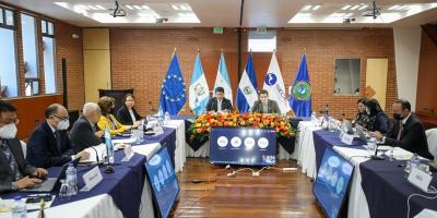 El ministro de Economía, Dr, Janio Rosales, (Izq.) presidió junto al secretario general de SIECA, Francisco A. Lima Mena (Der.) la reunión.