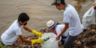Recolectan desechos sólidos en la ribera del río Suchiate