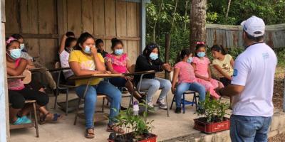 Comunitarios de Dolores, Petén aprenden de gestión de desechos y reforestación