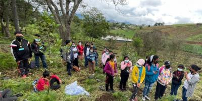 Estudiantes plantan 350 árboles en Santa Cruz Balanyá