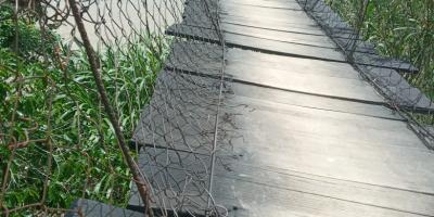 Puente de hamaca afectado, debido al colapso estructural en Laguneta, Ixtahuacán, Huehuetenango.