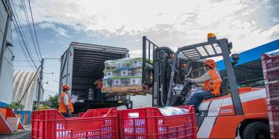 Carga de ayuda humanitaria dentro de las instalaciones de la Secretaría Ejecutiva de la CONRED.