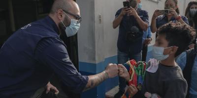 El secretario recibió a la niñez migrante