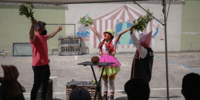 El espectáculo devuelve a la sonrisa a los niños, niñas y adolescentes