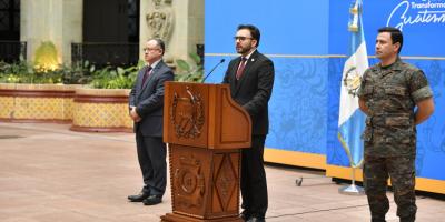 Conferencia de prensa con funcionarios del Ejecutivo