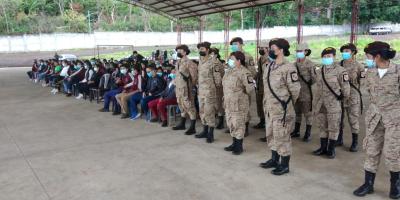 Estudiantes y docentes de Santa Rosa se unen para reforestar