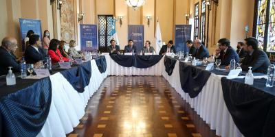 El ministro de economía, Dr. Janio Rosales (centro de la mesa principal) presidió el evento.