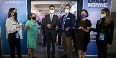 El viceministro de Desarrollo de la MIPYME, Fernando Escalante (tercero de , inauguró el evento.