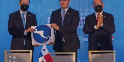 El ministro de economía, Dr. Janio Rosales (centro ) recibe la presidencia pro-témpore de COMIECO