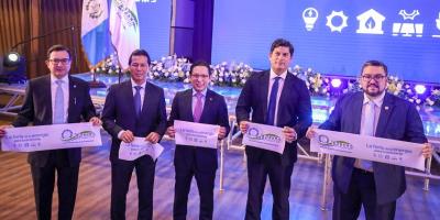 El Ministro de Economía Dr.  Janio Rosales (segundo de Izq. a Der) participó en la inauguración de la feria.