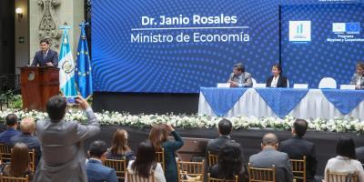 El ministro de economía, Dr. Janio Rosales presidió el evento.