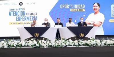 El viceministro de Desarrollo de la MIPYME, Fernando Escalante (tercero de izq a der), presidió el evento.