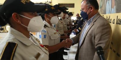 Personal policial destacado es condecorado