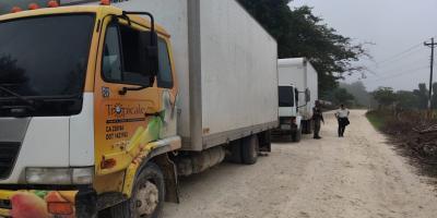 Ejército de Guatemala localizó dos camiones con cigarrillos de contrabando en Petén.