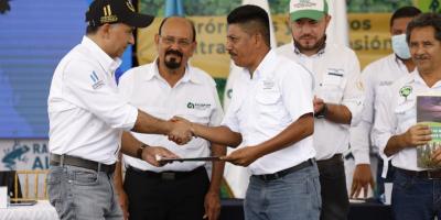 Mario Rojas Espino entrega prórrogas de concesiones forestales y nuevos contratos  en Petén