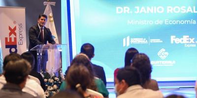El ministro de economía, Dr. Janio Rosales, durante su disertación con FedEx.