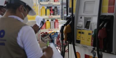 Trabajador de DIACO en tarea de inspección.