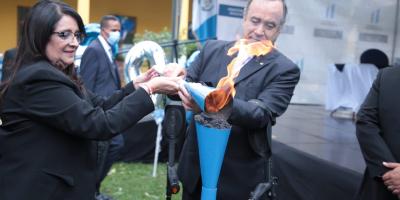 Presidente Alejandro Giammattei y Ministra Claudia Ruíz encienden el Fuego Patrio 