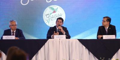 El ministro de economía, Dr. Janio Rosales (centro) presidió el evento.