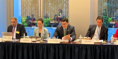 El  ministro de Economía, Dr. Janio Rosales (tercero de Iz. a Der.), durante su reunión .