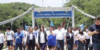 Ministra de Educación de Guatemala entrega Antorcha Centroamericana al Ministro de Educación de El Salvador
