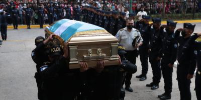 Rinden homenaje póstumo al agente que entregó su vida por la patria