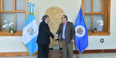Saludo entre el presidente Giammattei y el secretario de la OEA