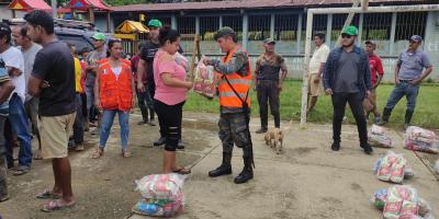 Ejército de Guatemala continúa entregando ayuda humanitaria para afectados por ciclón “Julia”