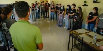 Los jóvenes explicaron a los extranjeros cómo funciona Casa Intermedia