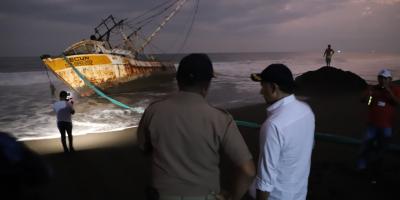 Ministro Mario Rojas verifica acciones interinstitucionales por encallamiento de barco en Monterrico