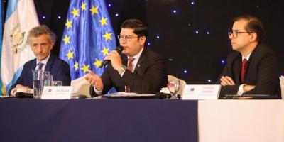 El Ministro de Economía Dr.  Janio Rosales (centro) presidió el evento . 