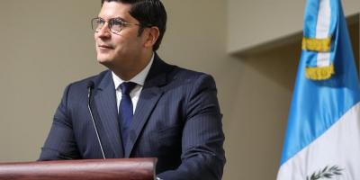 El ministro de economía, Dr. Janio Rosales (centro) durante su disertación..