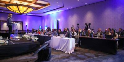 Viceministra de Inversión y competencia brinda palabras de bienvenida a los asistentes del foro regional de competencia