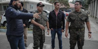 El secretario Molina compartiendo impresiones con autoridades del cuerpo de ingenieros