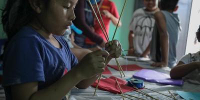 Las niñas y los niños elaboraron sus propios barriletes