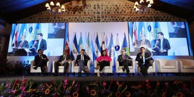 El ministro de economìa , Dr Janio Rosales (ultimo de iz a der) participò en el evento.