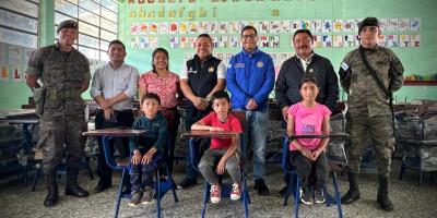 Ejército de Guatemala distribuyó 7,295 pupitres durante el 2022.