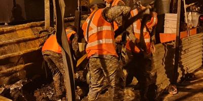 186 soldados contribuyen con tareas de remoción de escombros y reconstrucción de área afectada por incendio en zona 21.